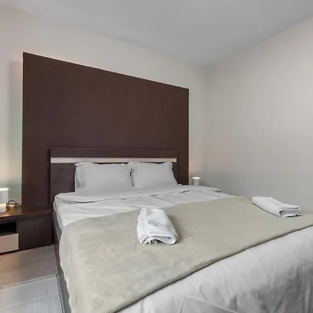 Urban Comfort - 1-bedroom, Balcony & Workspace