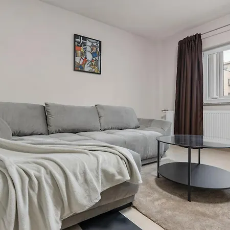 Urban Comfort - 1-bedroom, Balcony & Workspace