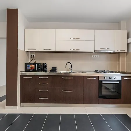Urban Comfort - 1-bedroom, Balcony & Workspace * Bucharest