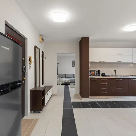 Urban Comfort - 1-bedroom, Balcony & Workspace Apartment Bucharest