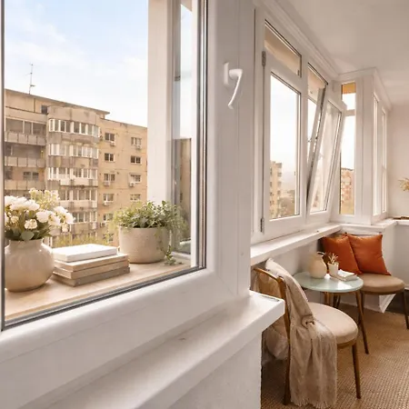 Urban Comfort - 1-bedroom, Balcony & Workspace Apartment Bucharest